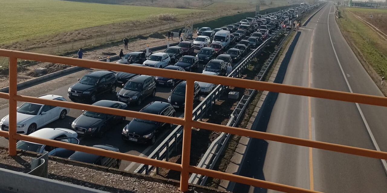 Magyarország összes átkelőjén leállt a rendszer – FRISSÍTÉS: Elindult a határátléptetés