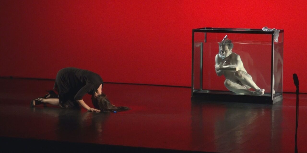 Tabudöntögető előadásokkal vendégszerepel Budapesten a Kosztolányi Dezső Színház