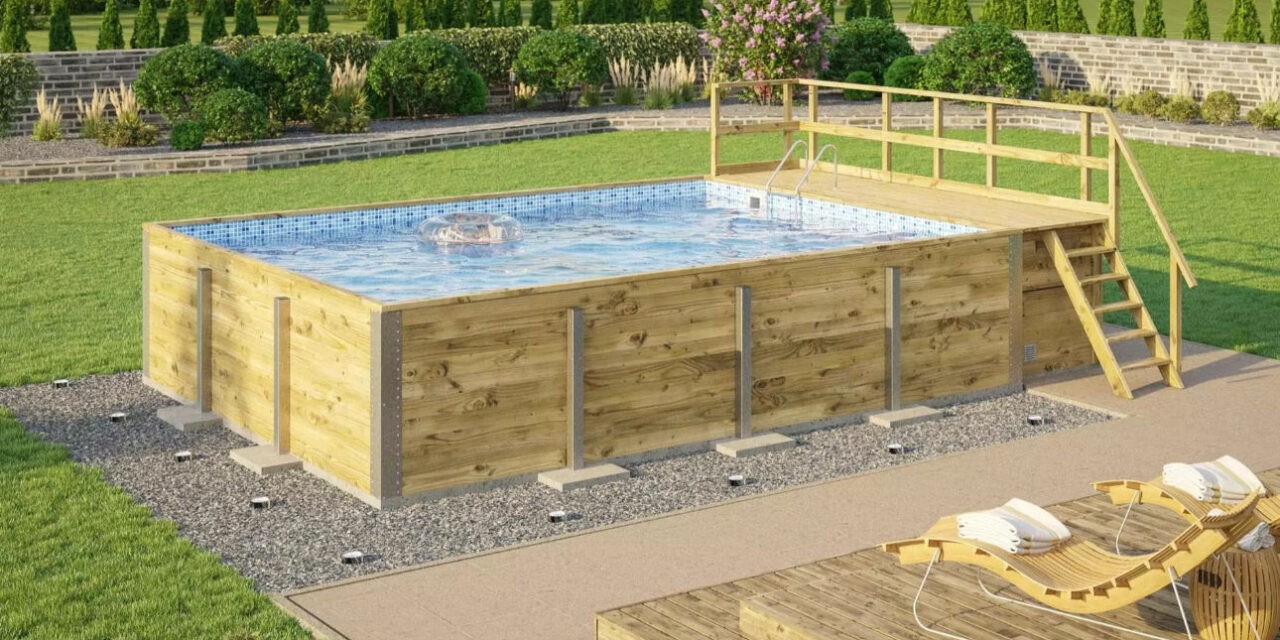 A természetes kialakítású fából készült kültéri medence