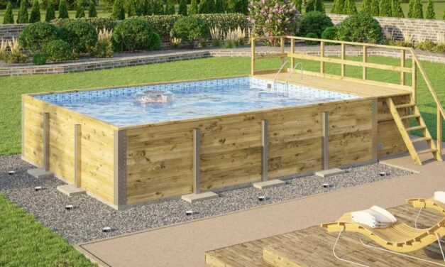 A természetes kialakítású fából készült kültéri medence