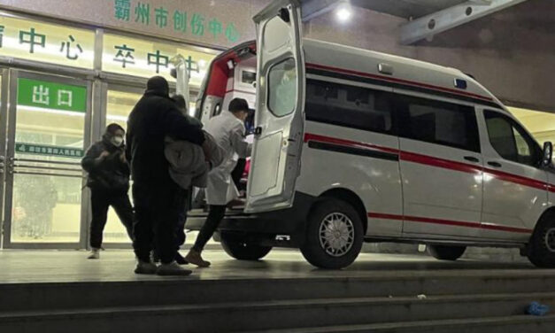 Teherautó rohant bele egy krematórium mellett várakozó tömegbe