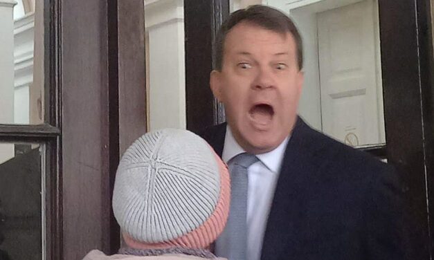 Pfuj, tolvaj! – skandálták a tüntetők, Igor Mirović visszaüvöltött