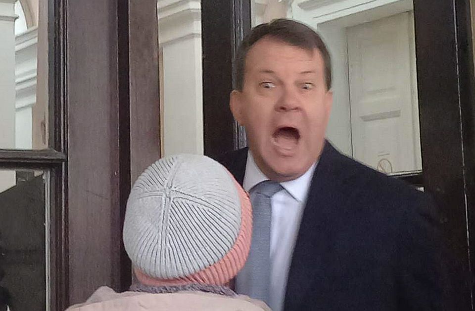 Pfuj, tolvaj! – skandálták a tüntetők, Igor Mirović visszaüvöltött