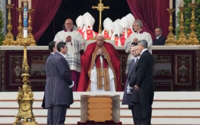 Ferenc pápa elbúcsúztatta XVI. Benedek pápát