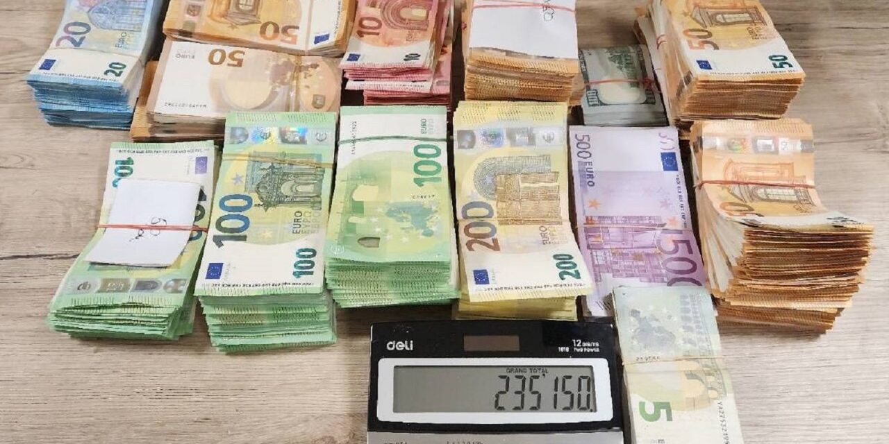 Több mint 235 ezer eurót foglaltak le a vámosok