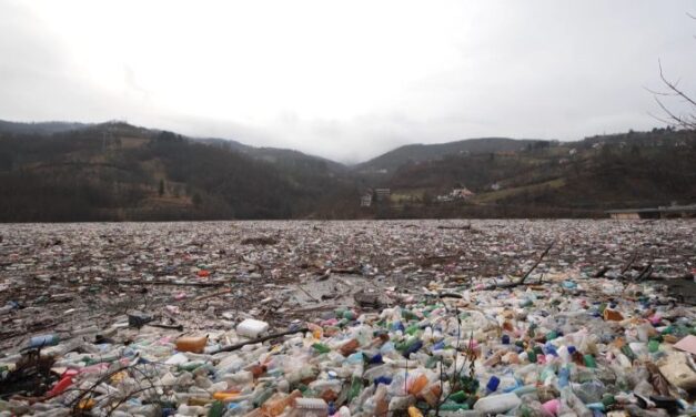 Tízezer köbméternyi szemét úszik a Potpeć-tó felszínén