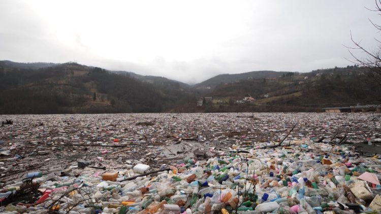 Tízezer köbméternyi szemét úszik a Potpeć-tó felszínén