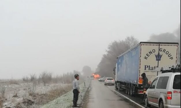 Kiégett egy autóbusz Óbecse közelében