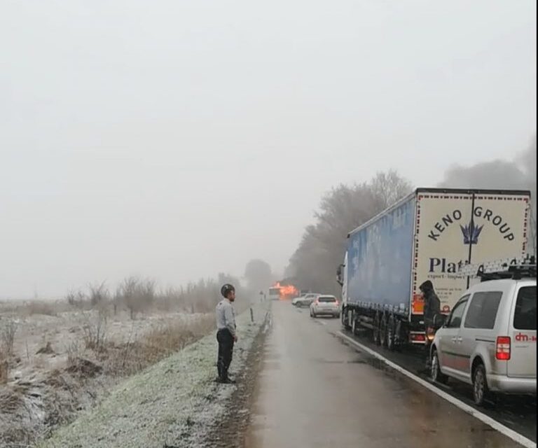 Kiégett egy autóbusz Óbecse közelében