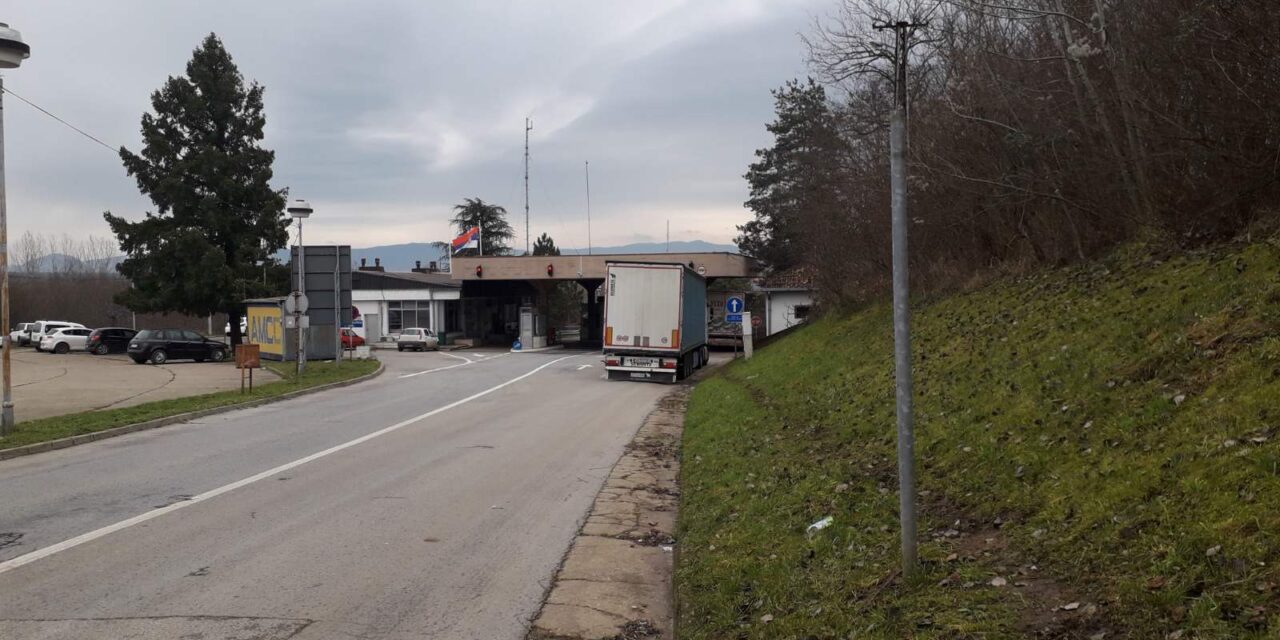 Már el is távolították a szégyenletes táblát a határról