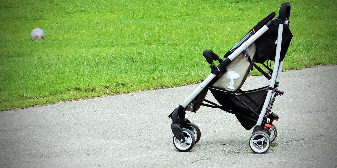 Egyéves kisbabát találtak az éjjel az utcán egy babakocsiban