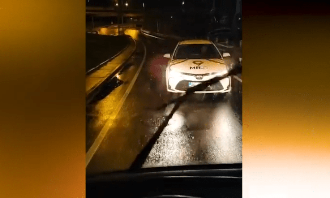 Dühös lett, mert a szabályosan közlekedő busz miatt nem mehetett szembe a forgalommal (Videó)