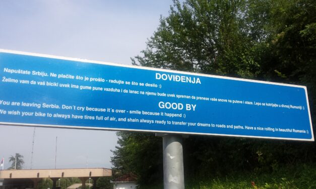 Szégyenletes tábla áll Szerbia és Románia határán