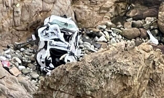 76 métert zuhant, egy sziklára csapódott, többször átfordult négy emberrel egy Tesla, senki sem halt meg