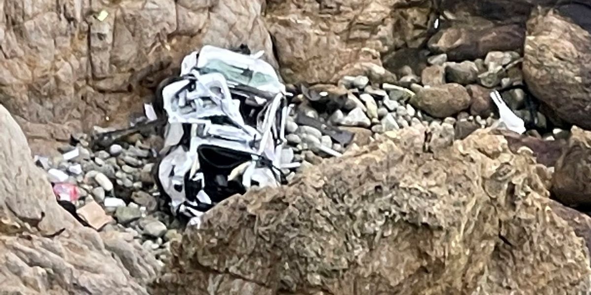 76 métert zuhant, egy sziklára csapódott, többször átfordult négy emberrel egy Tesla, senki sem halt meg