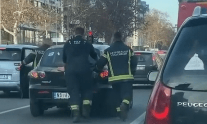 Tűzoltók segítettek eltolni az újvidéki fiatalok alatt lerobbant autót (Videó)