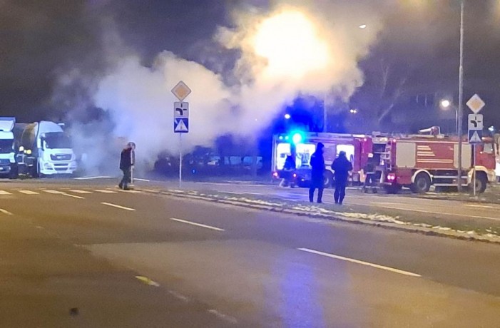 Teherautónak ütközött és felrobbant egy autó Újvidéken