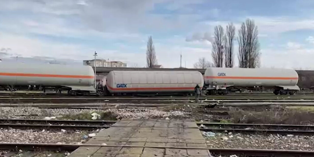 Három propént szállító vagon siklott ki Szabadkánál