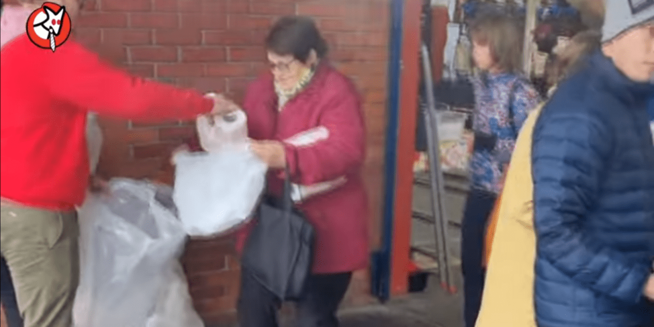 Több százezer tekercs kormányellenes vécépapírt osztott szét a Magyar Kétfarkú Kutyapárt (Videó)