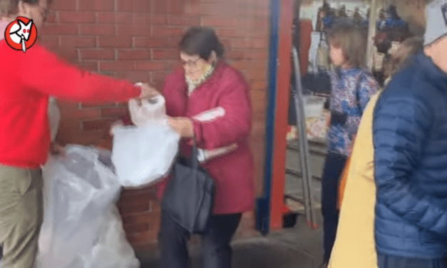 Több százezer tekercs kormányellenes vécépapírt osztott szét a Magyar Kétfarkú Kutyapárt (Videó)