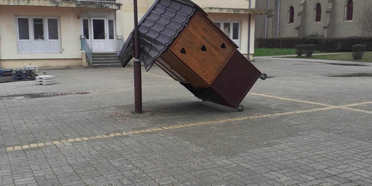 <span class="entry-title-primary">Csantavér központjában is károkat okozott a szél</span> <span class="entry-subtitle">A nagy széllökések a falu központját sem kímélték</span>