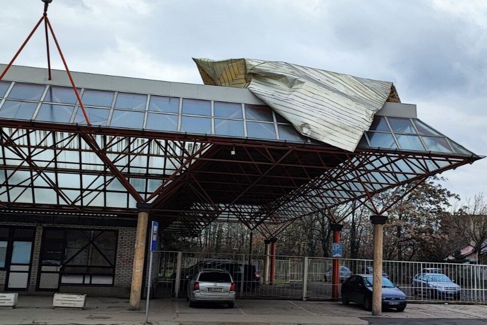 <span class="entry-title-primary">Szabadkán is rengeteg kárt okozott a szombati szél</span> <span class="entry-subtitle">A buszállomás is megrongálódott a viharban</span>