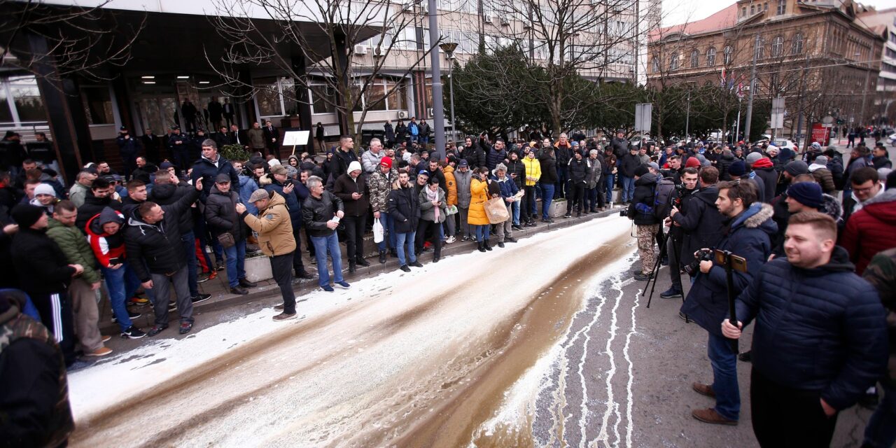 Nem hisznek az ígéreteknek, a minisztérium előtt tüntettek a tejtermelők