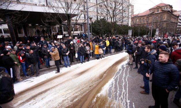 Nem hisznek az ígéreteknek, a minisztérium előtt tüntettek a tejtermelők