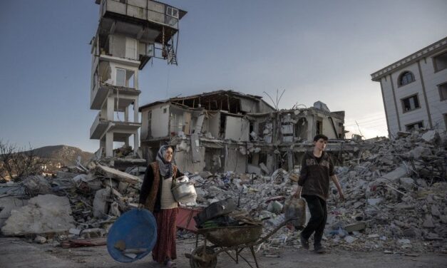 Pánik Törökországban, erkélyekről ugráltak ki az emberek