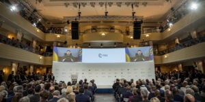 A 2023-as Müncheni Biztonságpolitikai Értekezlet résztvevői Zelenszkij ukrán elnököt hallgatják videón (Fotó: Lennart Preiss/ORCC/Beta)