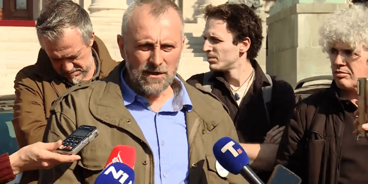 Aktivisták a parlamentnél: Hová tűnt a 38 ezer aláírást tartalmazó népi kezdeményezés?