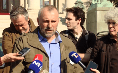 Aktivisták a parlamentnél: Hová tűnt a 38 ezer aláírást tartalmazó népi kezdeményezés?