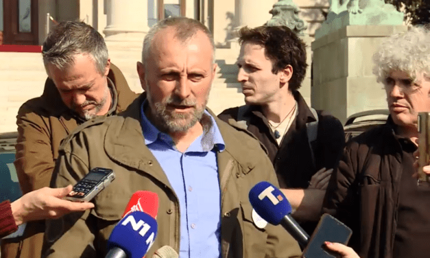 Aktivisták a parlamentnél: Hová tűnt a 38 ezer aláírást tartalmazó népi kezdeményezés?