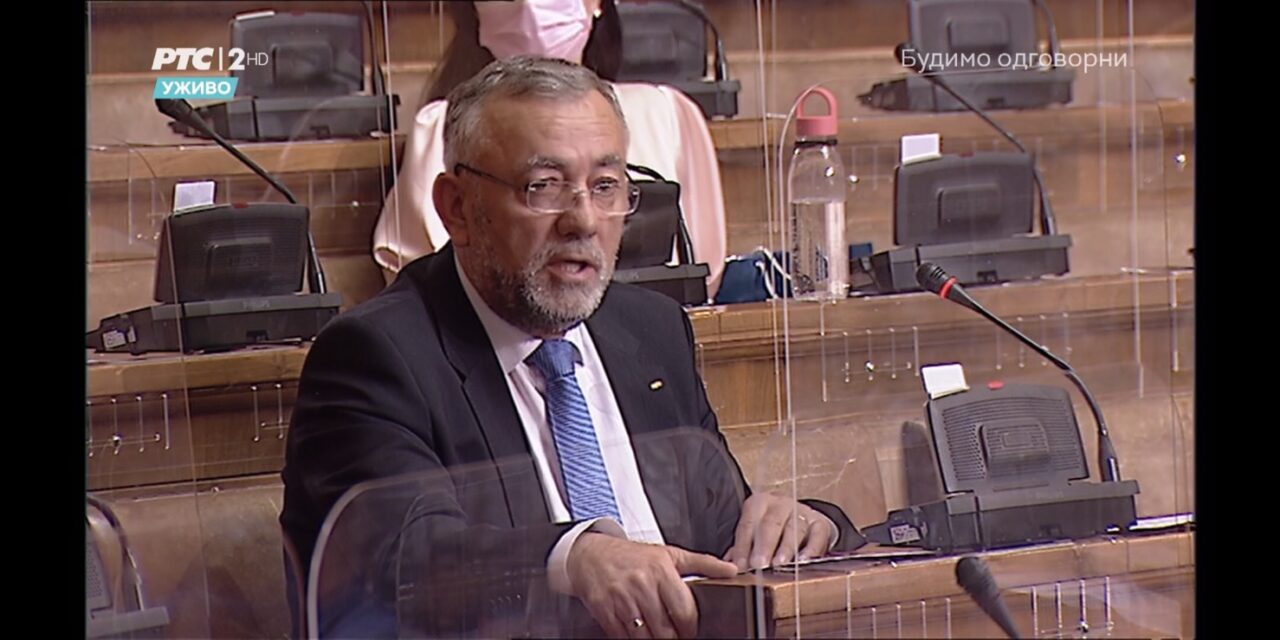 Benyújtotta lemondását az ülés alatt pornófilmet néző képviselő