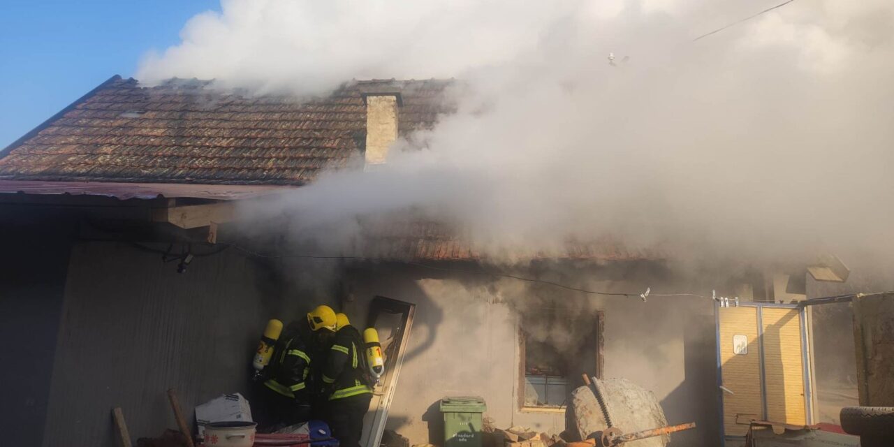 Kigyulladt egy ház Adán