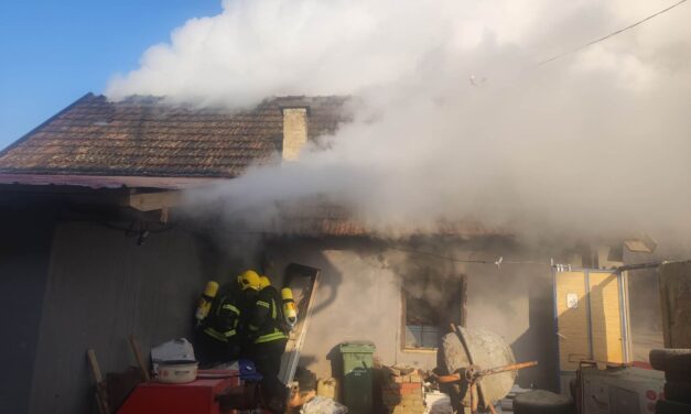 Kigyulladt egy ház Adán