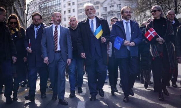 Az ukrajnai háború egy éves évfordulójára emlékeztek Belgrádban és Újvidéken