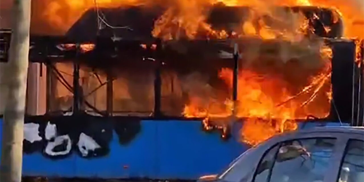 Felemésztették a lángok a csuklós buszt, sűrű füst gomolyog Újvidéken