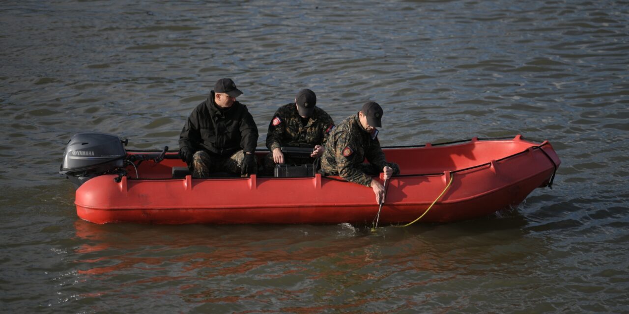 Bomlásnak indult, megkötözött holttestet találtak a Dunában