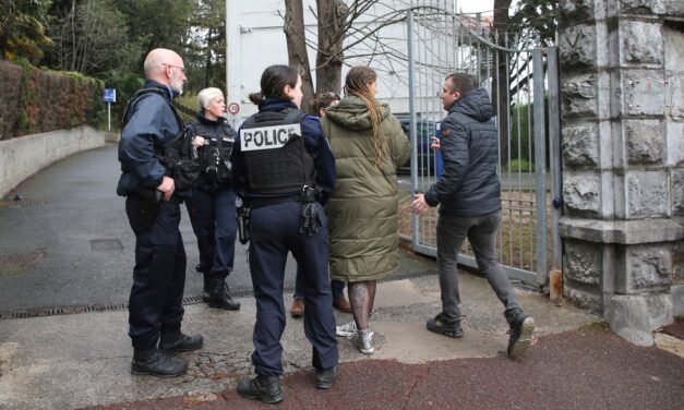 Halálra késelte tanárnőjét egy franciaországi katolikus gimnázium diákja