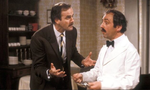 Több mint 40 év után John Cleese feléleszti a Waczak Szállót