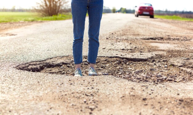 Nem csak hatalmas kárt okoz, de balesetveszélyes is a kátyús út