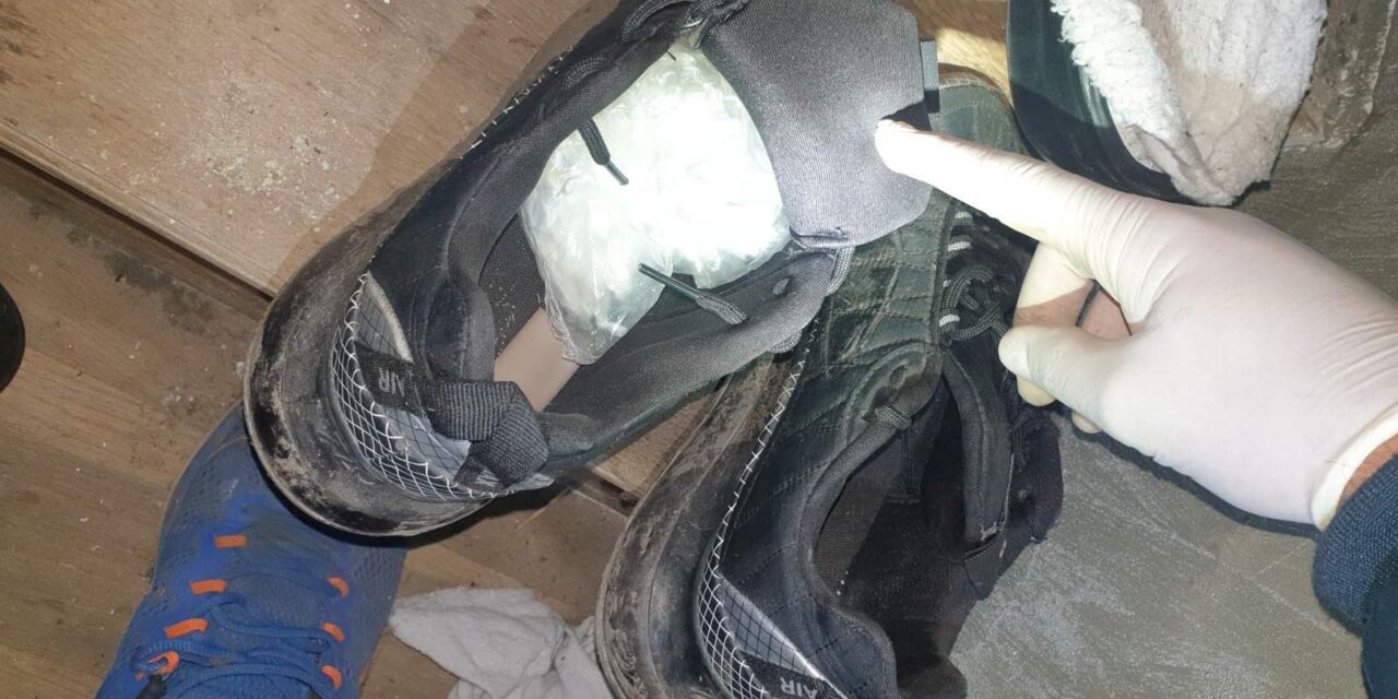 Cipőbe rejtette a kokaint az Inđija környéki díler (Fotó)