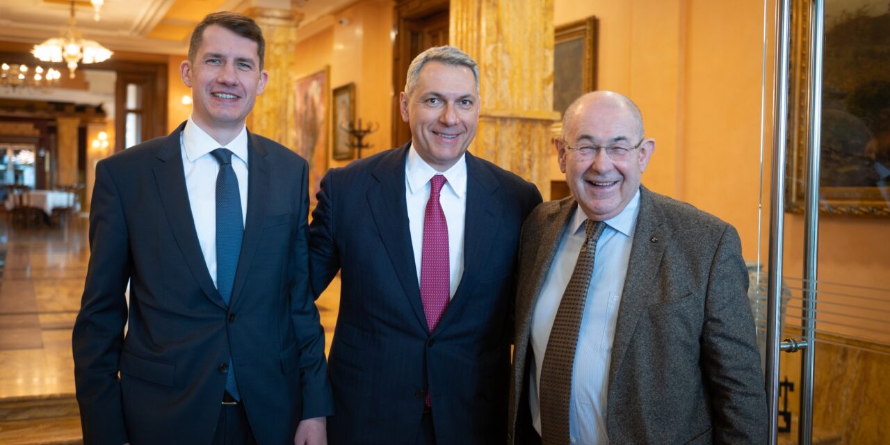 Lázár: Egy asztalra fel sem férnek a közlekedési fejlesztések, amelyeket Szerbiával megvalósítunk