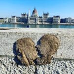 Orbán Viktor és Vlagyimir Putyin csókra hajló fejét ábrázoló hevenyészett domborművet fedezett fel „ismeretlen szerzőtől" a 444 a budai rakparton, az Országházzal szemben, 2023. február 9-én (Fotó: Zeck Julianna/444)