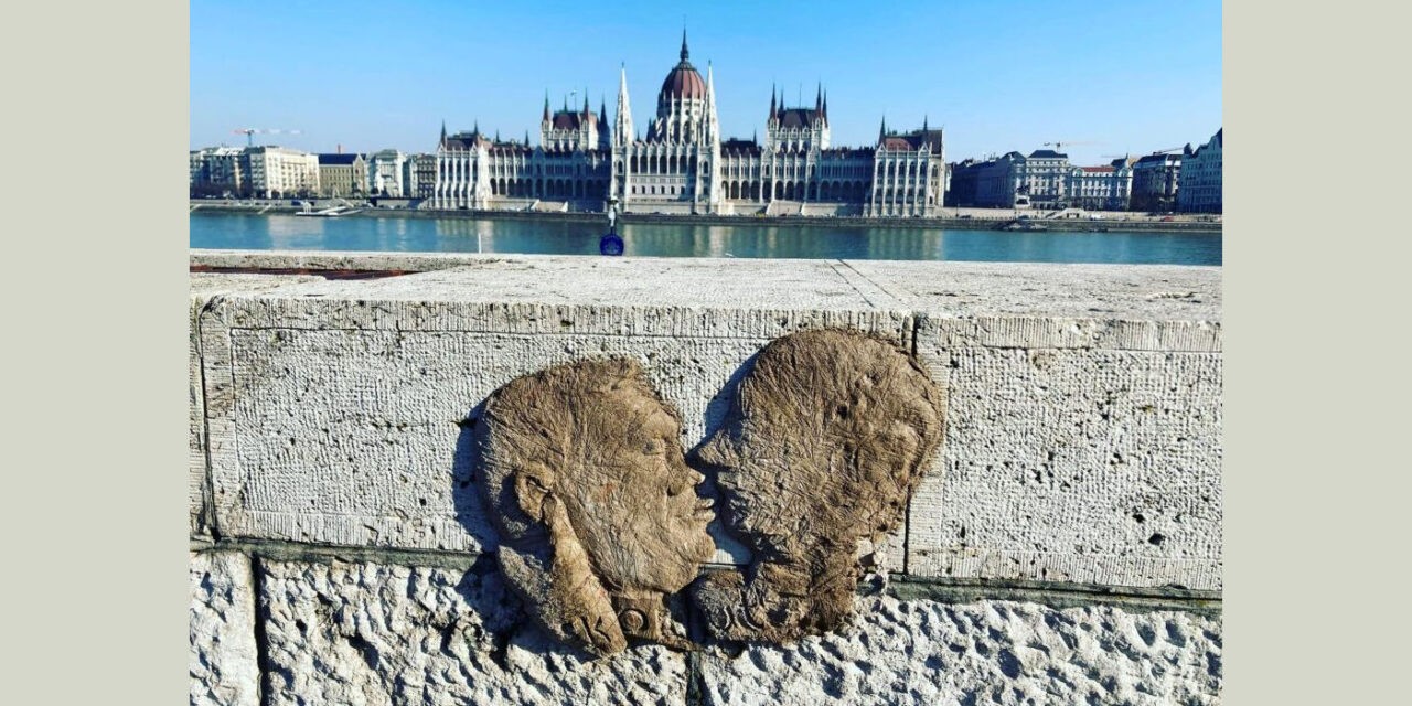Orbán és Putyin csókját ábrázoló dombormű bukkant fel Budapesten