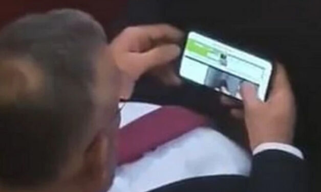 Pornófilmet nézett a képviselőházi ülés alatt