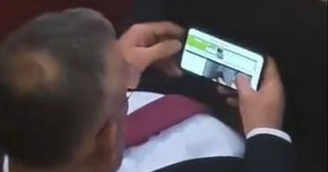 Pornófilmet nézett a képviselőházi ülés alatt