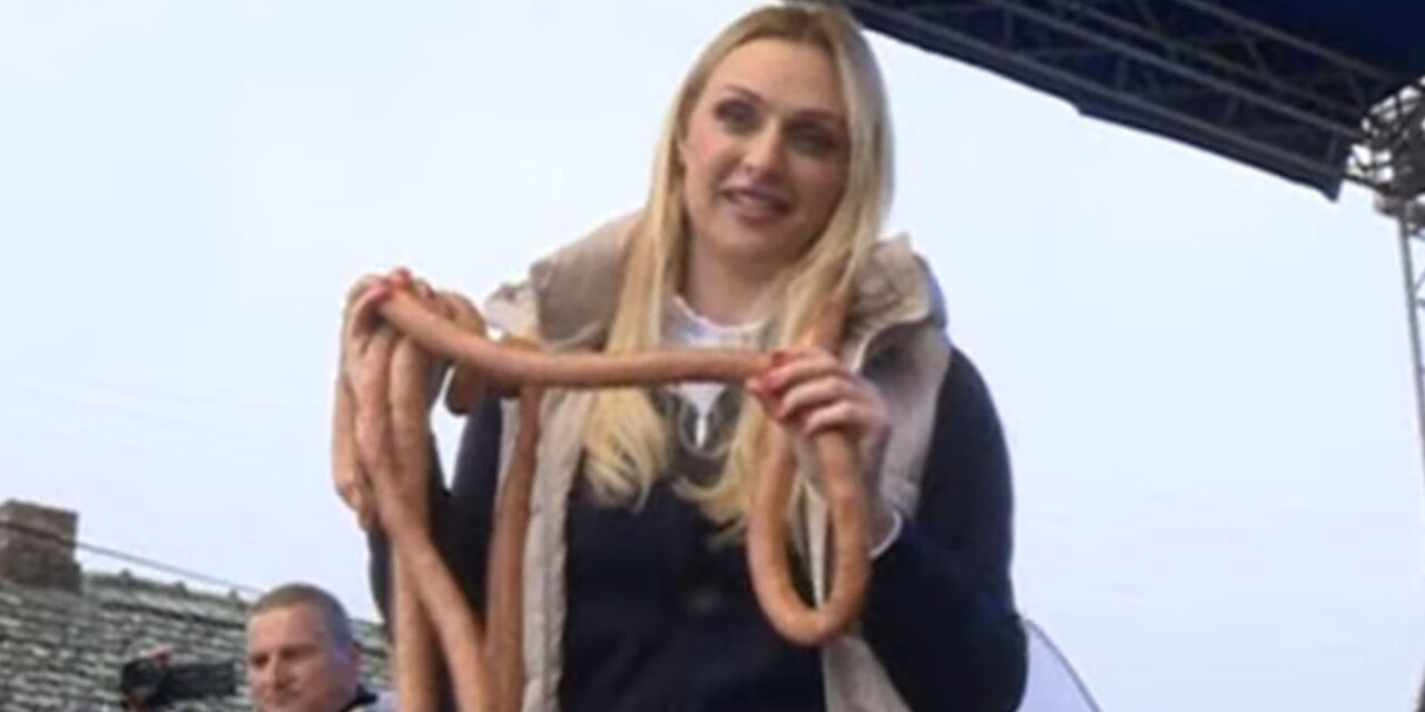 Több méter hosszú kolbászt tekert a nyaka köré a mezőgazdasági miniszterasszony