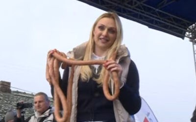 Több méter hosszú kolbászt tekert a nyaka köré a mezőgazdasági miniszterasszony